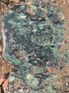 Serpentinised joint surface